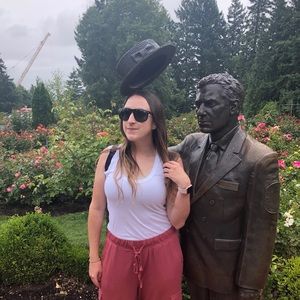 Meet your Posher, Laura